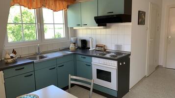 Kühlschrank, Ofen, Herdplatte, Wasserkocher mit Kaffee-/Teezubehör