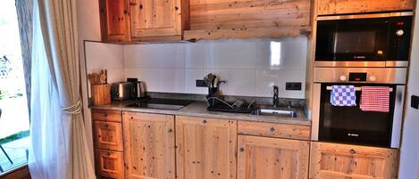Microwave, oven, dishwasher, coffee/tea maker