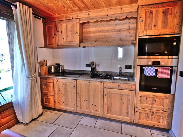 Microwave, oven, dishwasher, coffee/tea maker