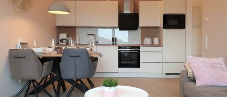 Kylskåp, mikrovågsugn, ugn och spishäll