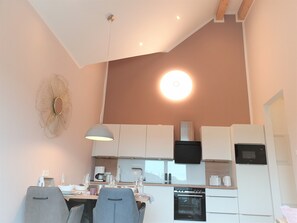 Frigorífic, microones, forn i placa de cuina