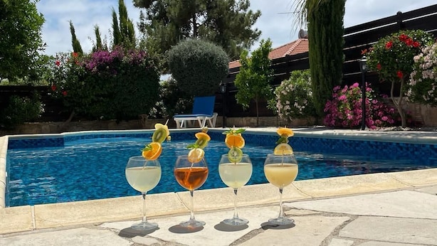 Una zona junto a la piscina con un patio de piedra y una alberca.