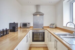 House | Private kitchen | Fridge, microwave, oven, stovetop