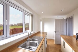 House | Private kitchen | Fridge, microwave, oven, stovetop - Baye view (Whitby)