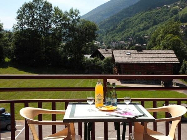 Outdoor dining - Studio in Le Grand-Bornand with pool access, near slopes and shuttle (Le Grand-Bornand)