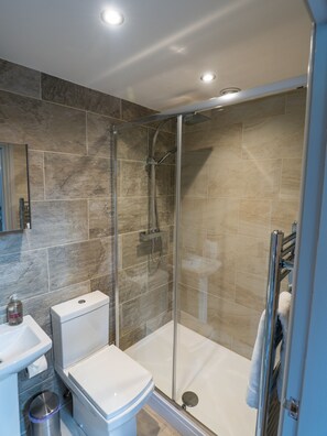 Appartement | Salle de bain | Douche, séchoir à cheveux, serviettes fournies