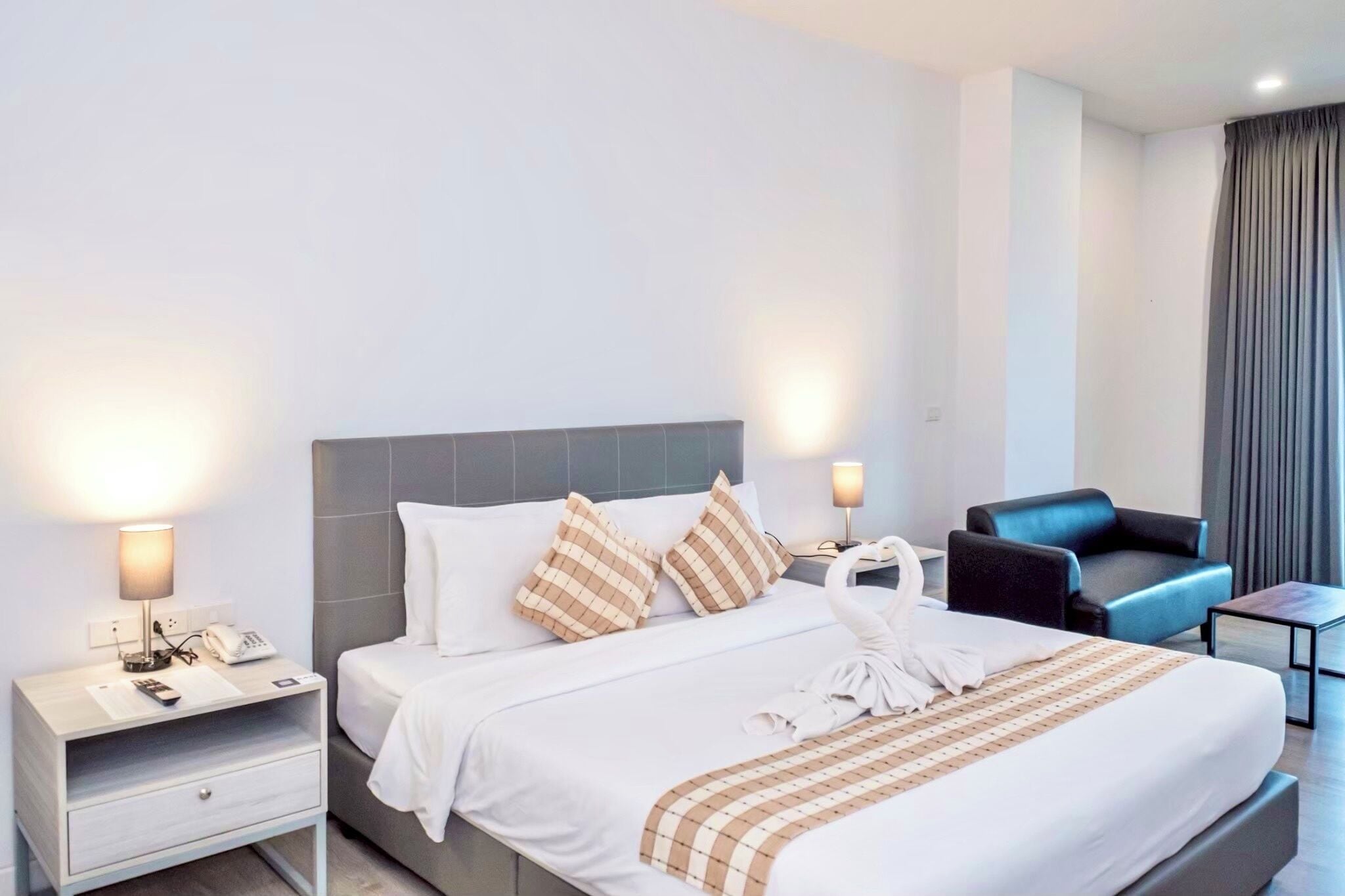 Suite junior, 1 cama King size, para no fumadores, vista a la ciudad | Minibar, escritorio y espacio para trabajar con laptop 