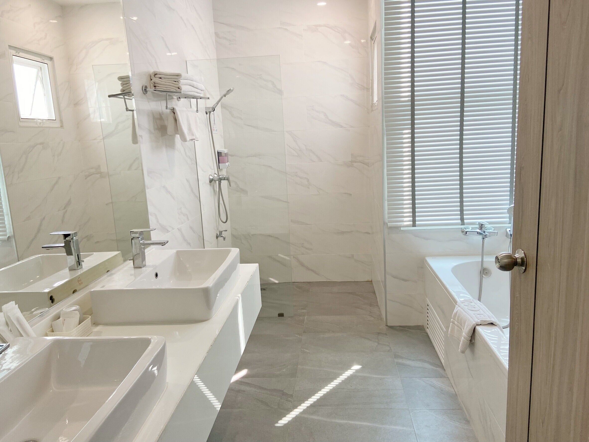 Junior Suite, 1 King Bed, Non Smoking, City View | Bathroom | Shower, free toiletries, hair dryer, slippers