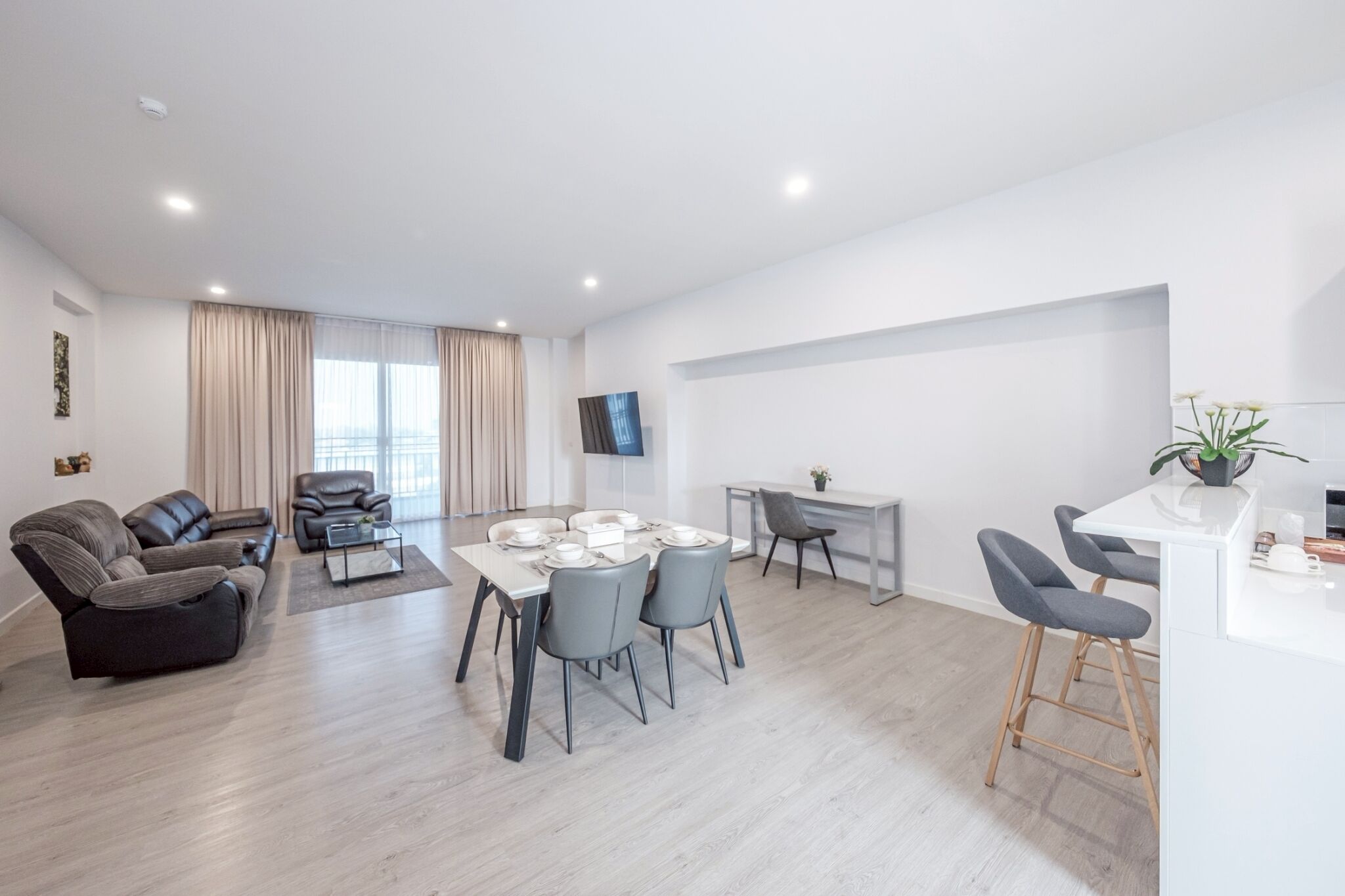 Presidential Studio Suite, 1 King Bed, Non Smoking, Private Bathroom | Living area | 32-inch flat-screen TV with cable channels, TV