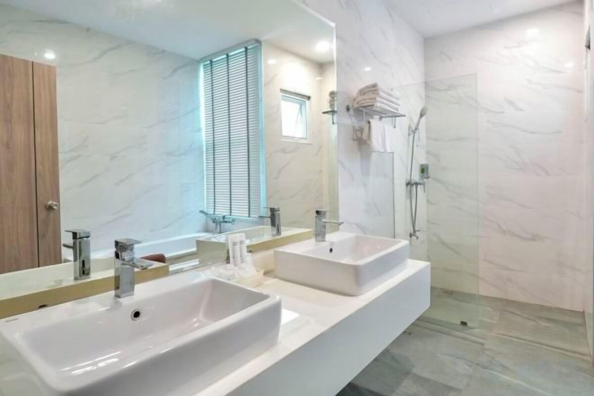 Regadera, amenidades de baño gratuitas, secadora de cabello, pantuflas 