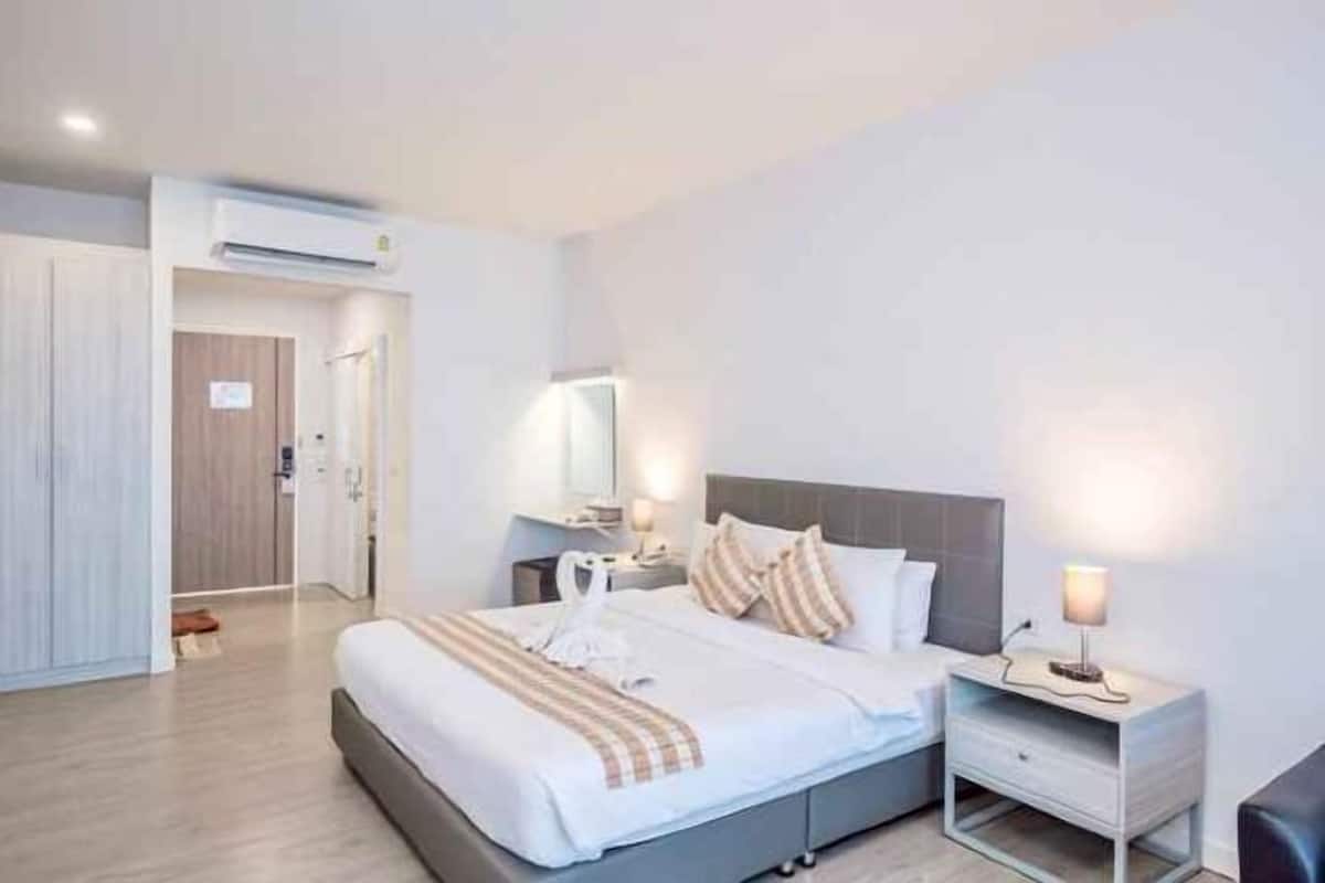 1 bedroom, minibar, desk, laptop workspace