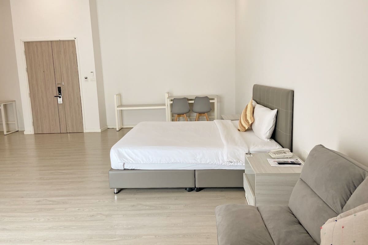 Phòng Suite Junior, 1 giường cỡ king, không hút thuốc, quang cảnh thành phố | 1 phòng ngủ, minibar, bàn, khu vực làm việc phù hợp cho laptop