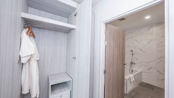 Un baño moderno con ducha, inodoro y tocador con espejo.