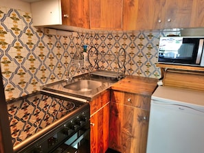 Fridge, microwave, oven, coffee/tea maker