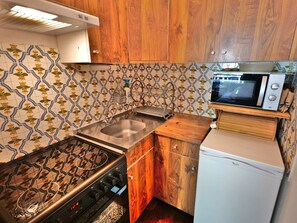 Refrigerador, microondas, horno y cafetera y tetera