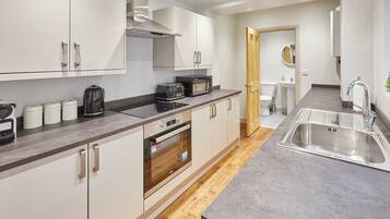 House | Private kitchen | Fridge, microwave, oven, stovetop