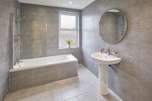 Ferienhaus | Badezimmer | Duschwanne, Handtücher