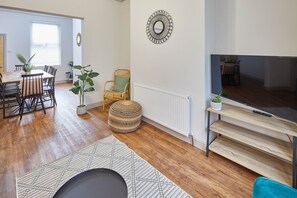 Hus | Vardagsrum | 32-tums platt-tv med digitalkanaler och tv