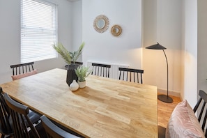 House | In-room dining