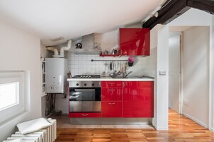 Appartamento | Cucina privata | Frigorifero con congelatore, forno, piano cottura, macchina per tè/caffè