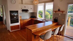 Oven, dishwasher, espresso maker, coffee/tea maker - Cowallinga - a hop, skip and jump to Fairhaven SLSC and beach (Fairhaven)