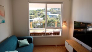 TV, fireplace, books, streaming services - Cowallinga - a hop, skip and jump to Fairhaven SLSC and beach (Fairhaven)