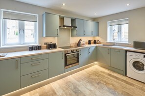 House | Private kitchen | Fridge, microwave, oven, stovetop - Sunny Dale Cottage (Pickering)