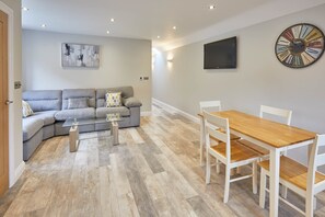 House | Living area | 32-inch flat-screen TV with digital channels, TV - Sunny Dale Cottage (Pickering)