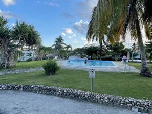 Alberca al aire libre y alberca climatizada