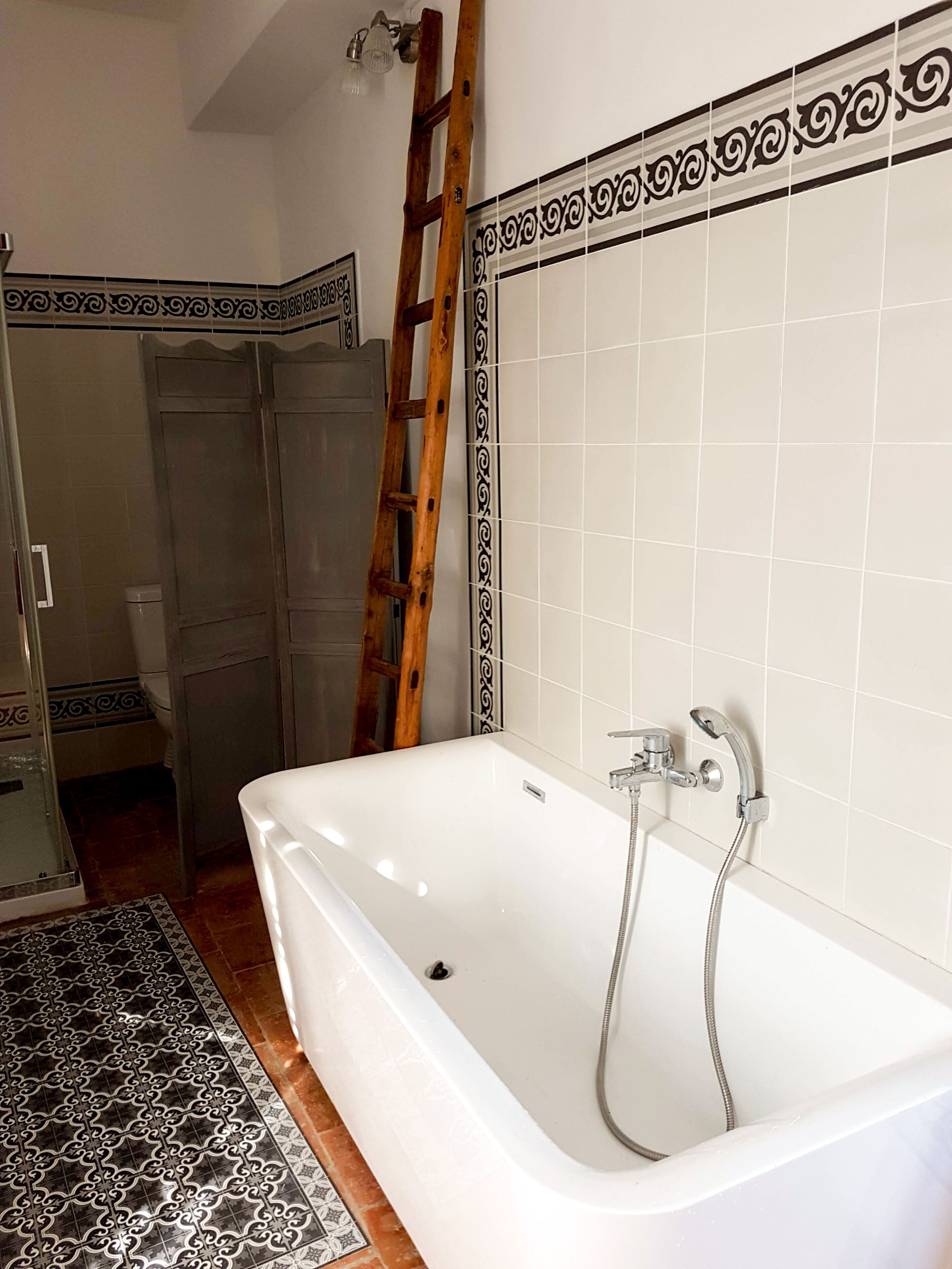 Badewanne, Haartrockner, Handtücher, Toilettenpapier
