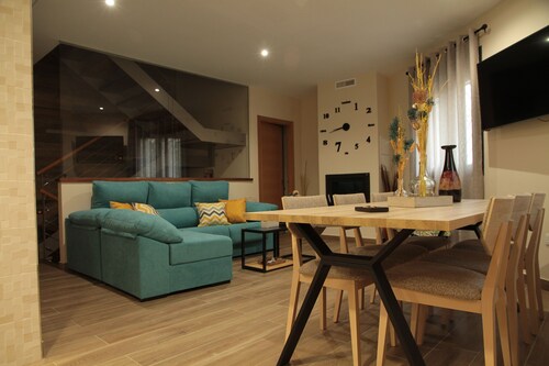 Casa Rural con Chimenea Interior, Terraza con Barbacoa y Vistas a la Montaña