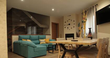 Casa Rural con Chimenea Interior, Terraza con Barbacoa y Vistas a la Montaña