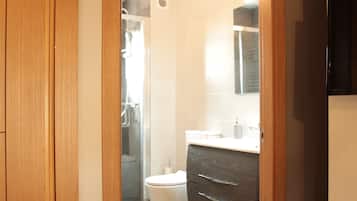 Een douche, een haardroger, handdoeken, zeep