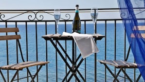 A table with a bottle and glasses, overlooking the sea. - Room with balcony and beautiful sea view in the old town (Cefalù)