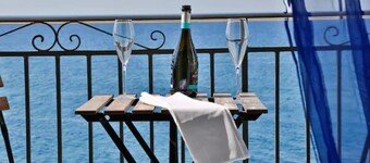 Room with balcony and beautiful sea view in the old town