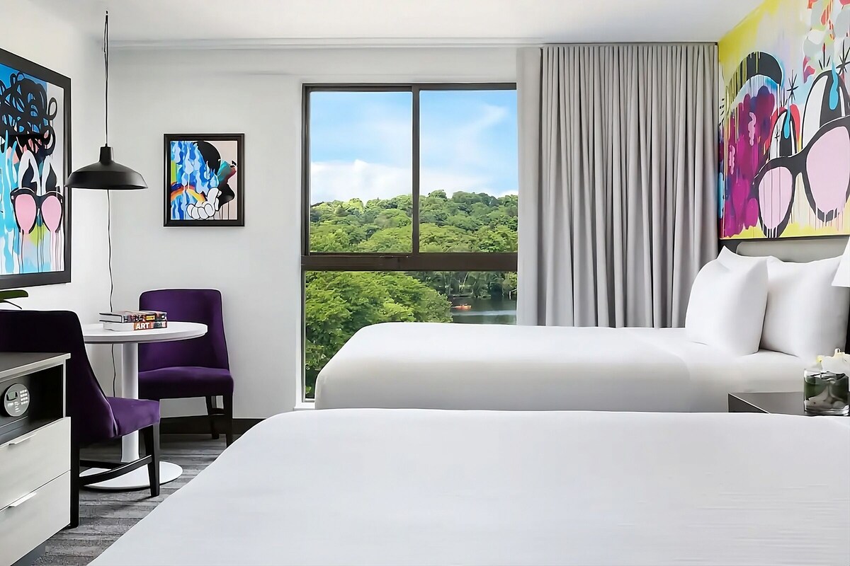 Adventure Awaits! Stylish 2 Queen Beds, Near Attractions