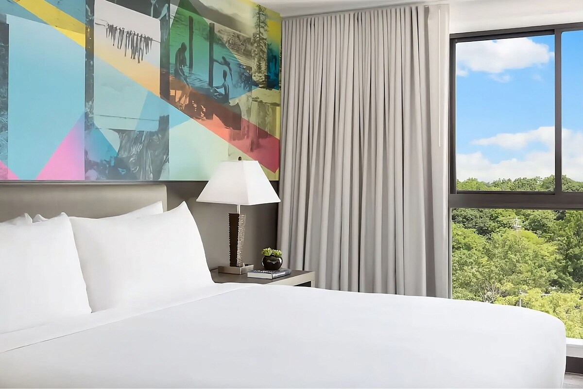 Standard 2 Queens Room at Studio Allston Hotel