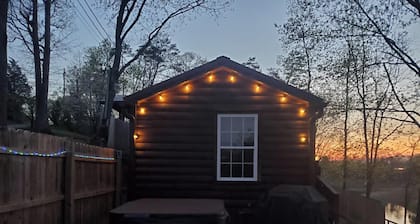 Beautiful Tiny Home log cabin on the lake - Perfect for a couples getaway!