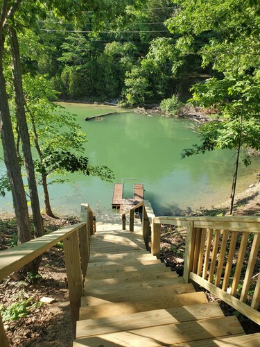 Beautiful Tiny Home log cabin on the lake - Perfect for a couples getaway!