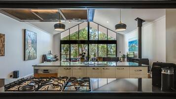 Microwave, oven, dishwasher, coffee/tea maker