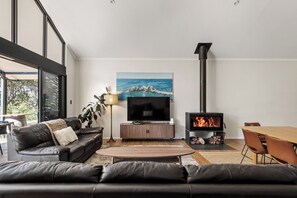 Televisie en een open haard