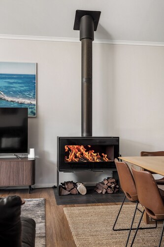 Nestled amongst the leafy trees, Gum Nuts a very Australian styled simple but sophisticated property
