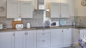 House | Private kitchen | Fridge, microwave, oven, stovetop - The Runswick (Whitby)
