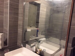 Combined shower/tub, toilet paper - Wapping marina  (London)