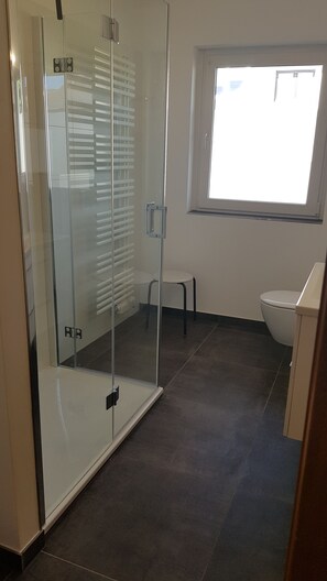 Een douche, een haardroger, handdoeken, zeep
