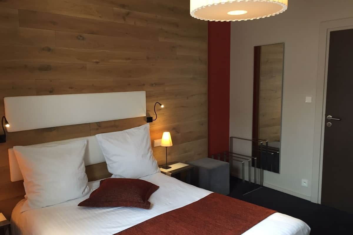 Classic Double Room (Chambre Double Classique Bain) | Minibar, in-room safe, desk, laptop workspace