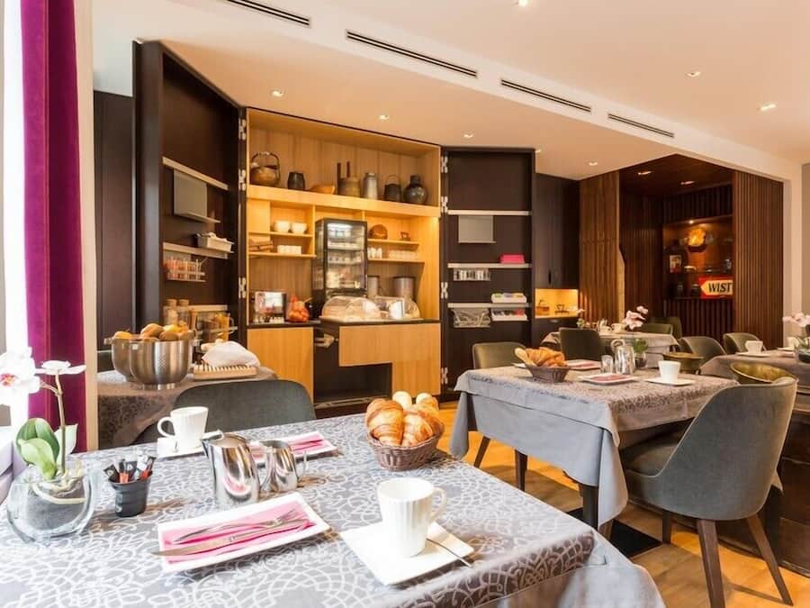 Petit déjeuner buffet servi en semaine (14 EUR par personne)