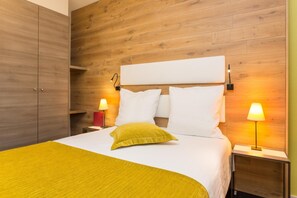 Minibar, caja fuerte, decoración individual y mobiliario individual