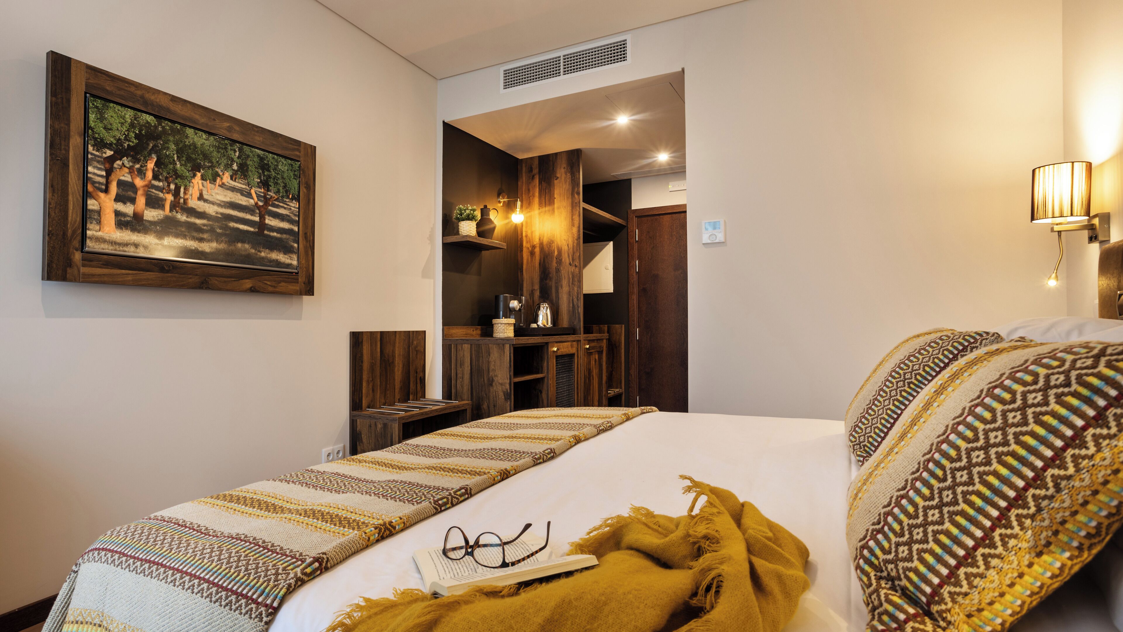 deluxe double room | 1 bedroom, minibar, desk, laptop workspace