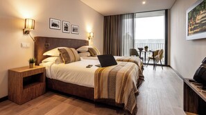 Minibar, bureau, espace de travail pour ordinateur portable